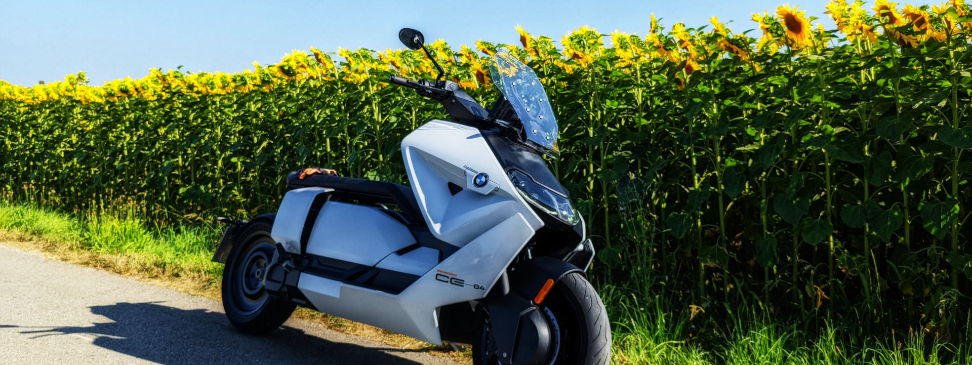 BMW CE 04 Elektroroller mit Sonnenblumenfeld