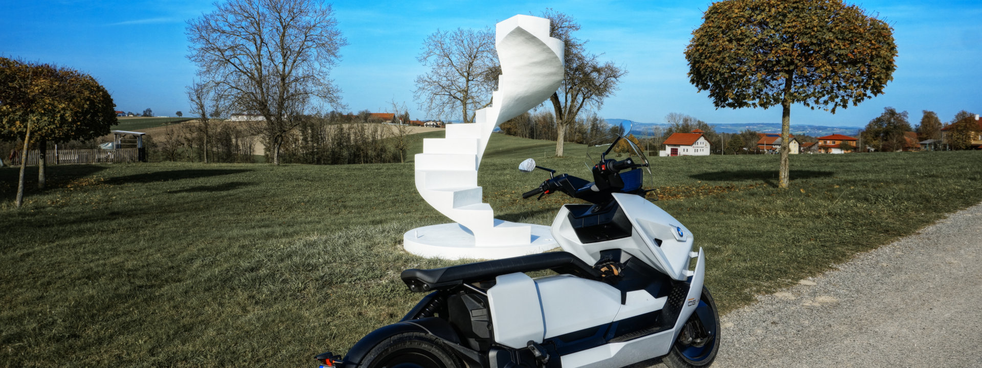 BMW CE 04 mit weißer Wendeltreppe