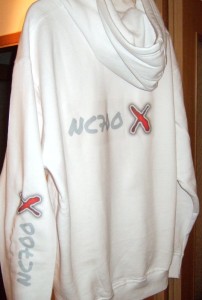 Weisser Kapuzenpullover mit  NC700X Logo