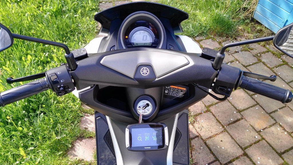 Tomtom Rider 400 an Yamaha NMAX