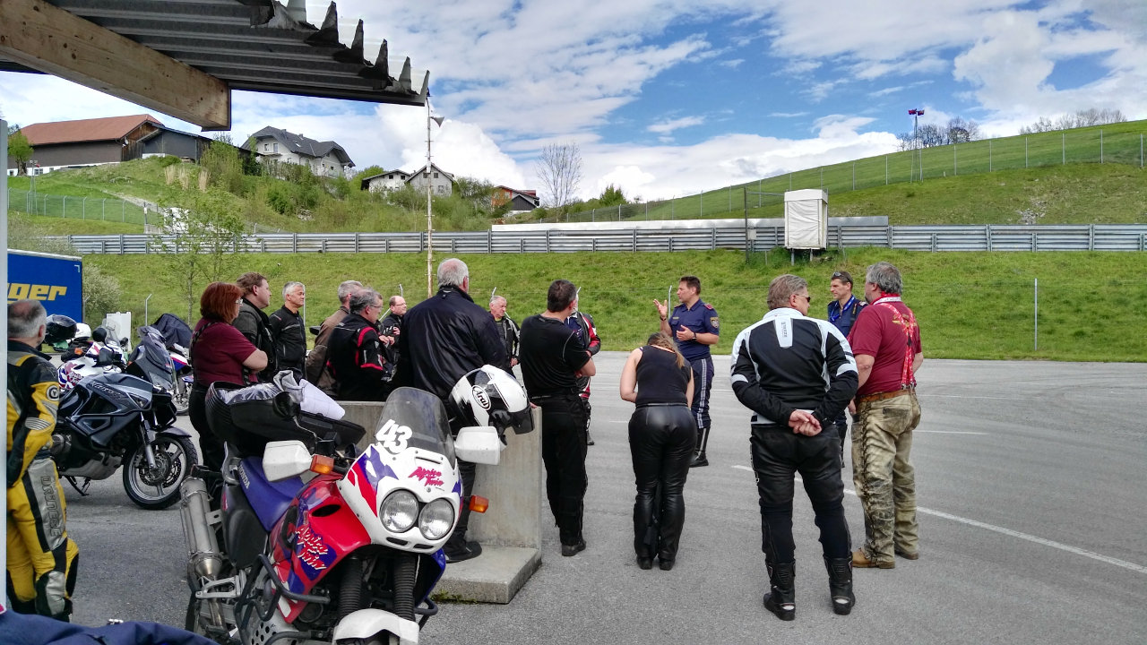 Fahrsicherheitstraining 14.5.2017 Instruktion durch Landespolizei Salzburg