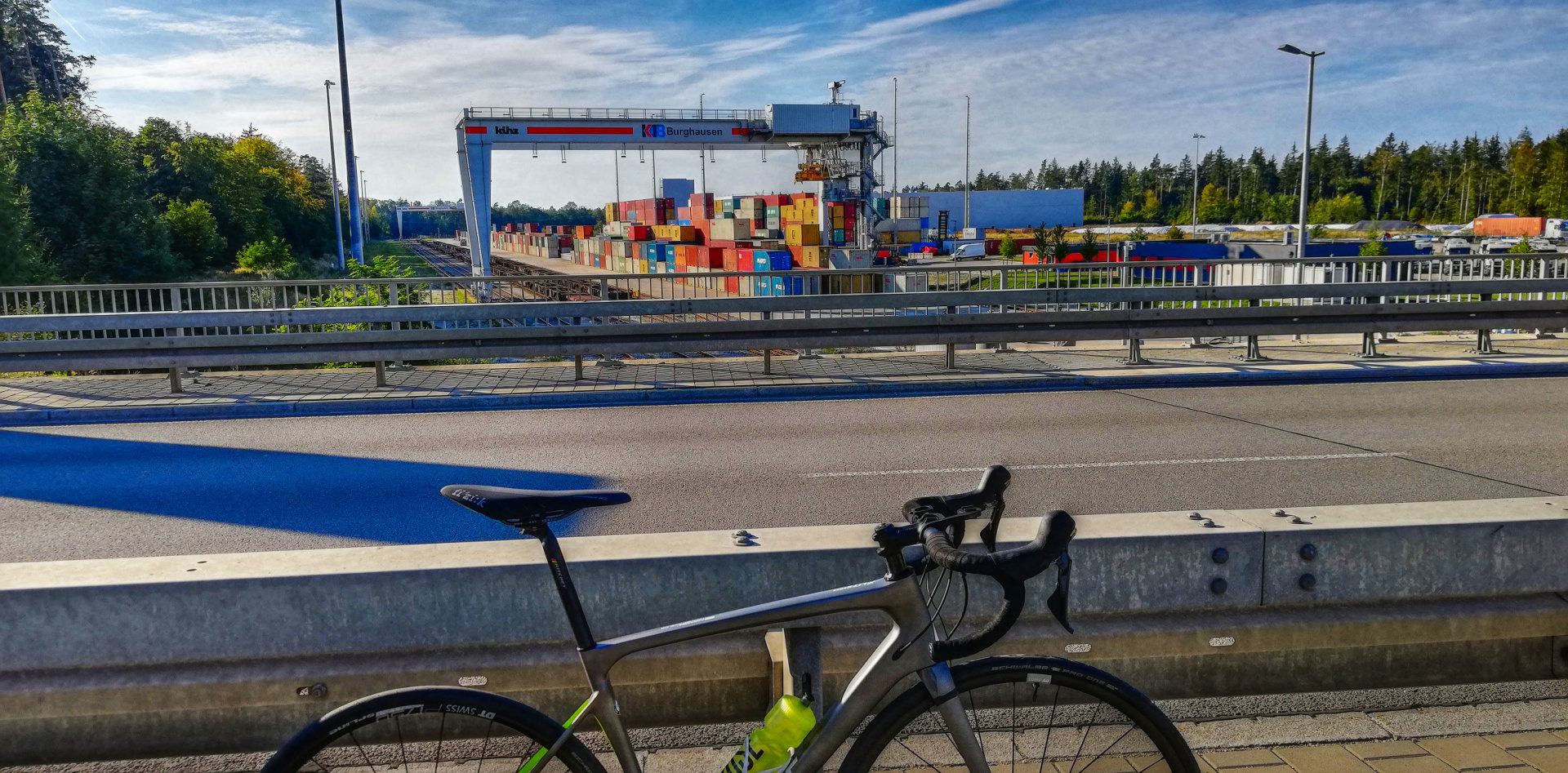 Mit dem Rennrad am Containerbahnhof Burghausen vorbei