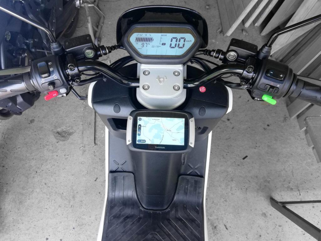 Tomtom Rider Navi, Smartphonehalterung, Lenkereinstellung beim NIU E-Roller
