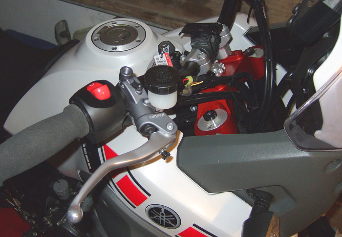 Magura 195 Radialbremspumpe an Yamaha XT660Z Tenere: bei eingeschlagenem Lenker wird es mit der Scheibe sehr eng.