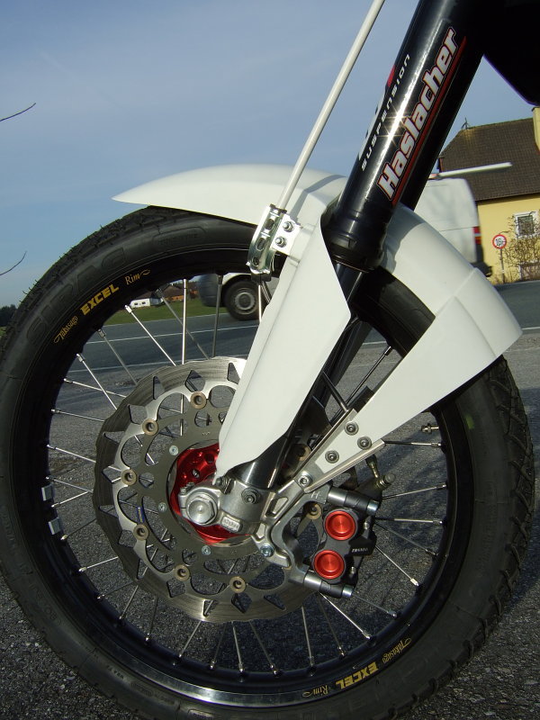 Maßarbeit auf Millimeterbruchteile: Magura Supermoto Radialbremszange an Yamaha XT660Z Tenere, angepasst durch HE-Motorradtechnik