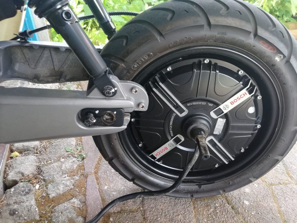 Reifenwechsel am Niu E-Roller