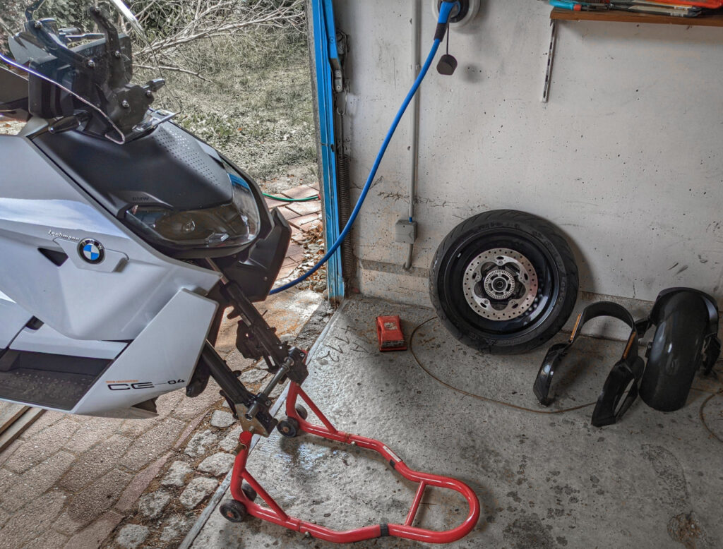 Reifenwechsel beim BMW CE 04