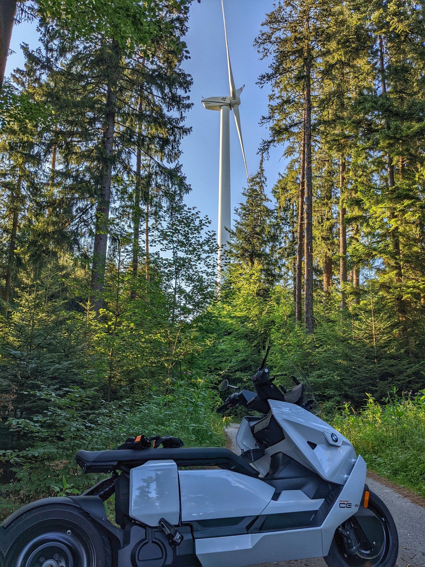 Windkraftwerk Baumham und BMW CE 04 Elektroroller