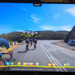 Foto vom Monitor mit der laufenden Rouvy Windows App: vier Radfahrer simuliert im Streckenvideo der Cape Point Südafrika Strecke
