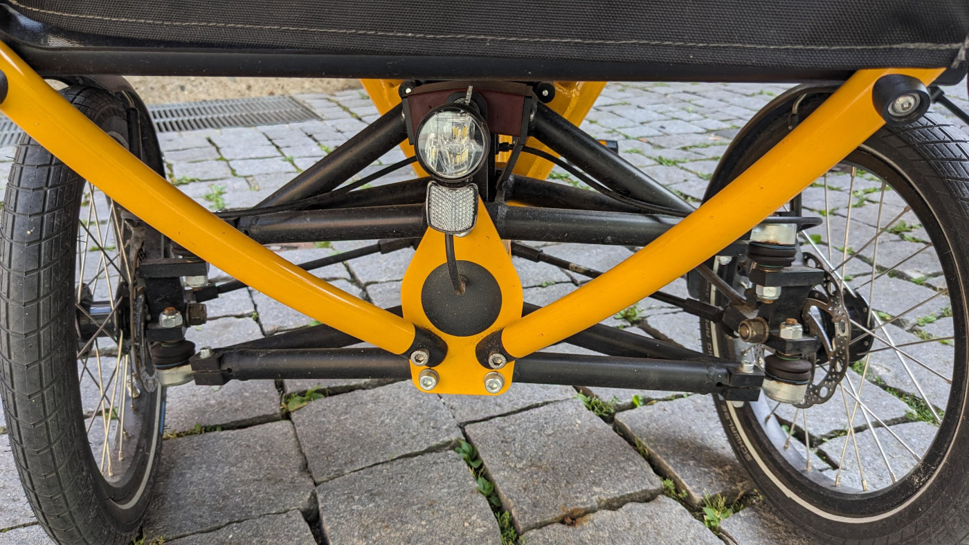 Chike E-Cargo Dreirad mit Neigetechnik - vordere Radaufhängung von vorne gesehen