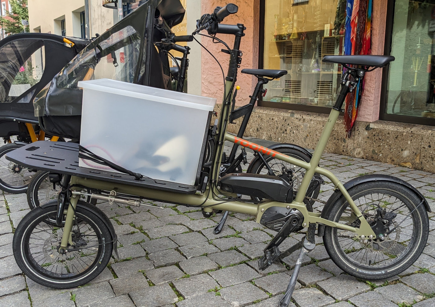Yoonit Kompakt-E-Cargobike mit EP8 Antrieb und Jobcarrier Plattform