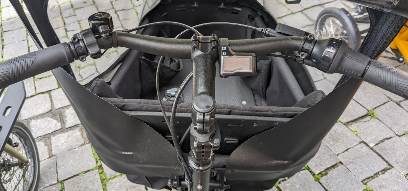 Yoonit Kompakt-E-Cargobike Lenker mit Bedienelementen
