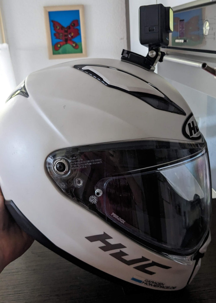 HJC F70 Helm mit der GoPro Hero 11 Mini Kamerahalterung obendrauf