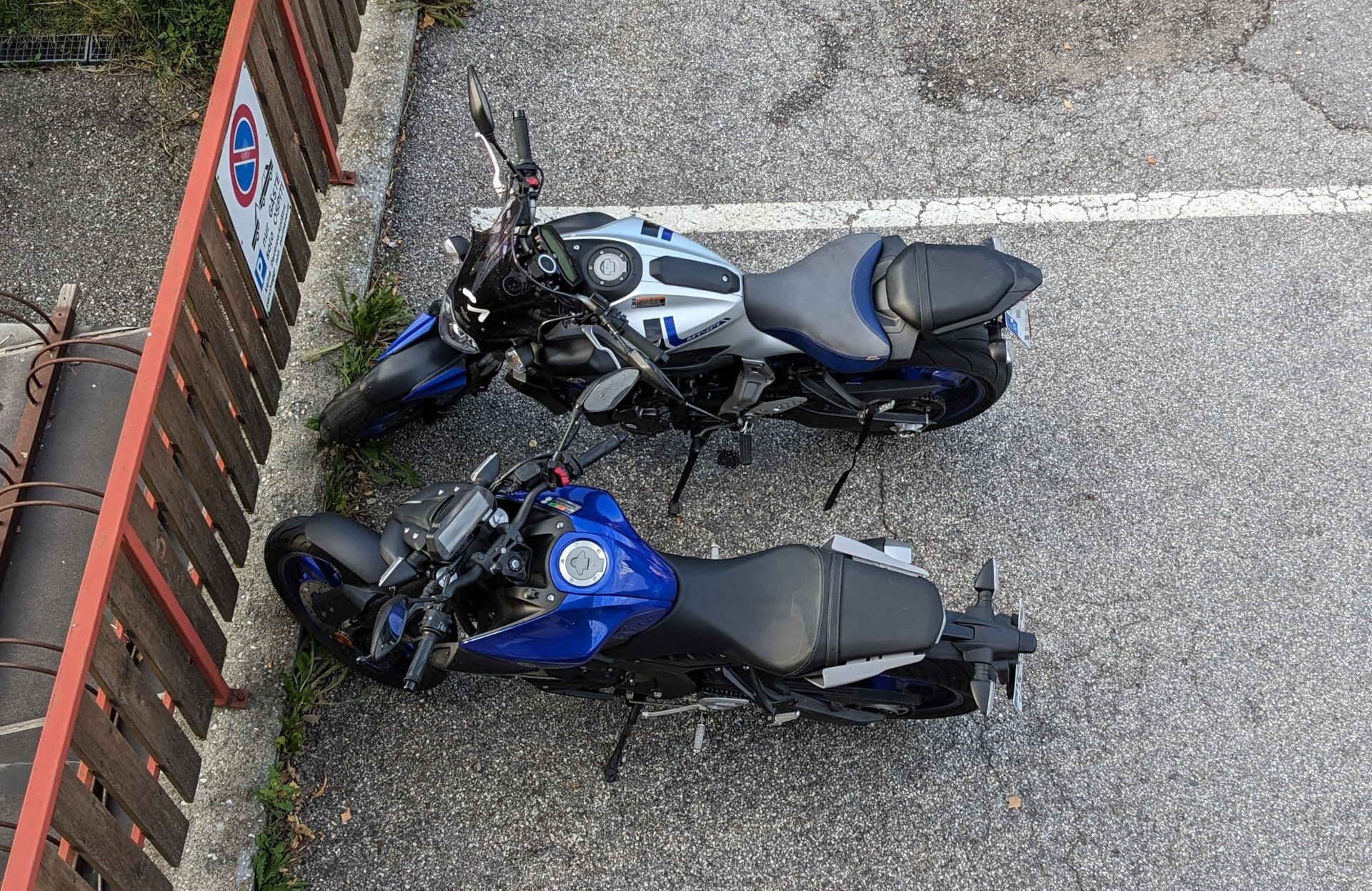 Motorräder parken beim Hotel in Olang
