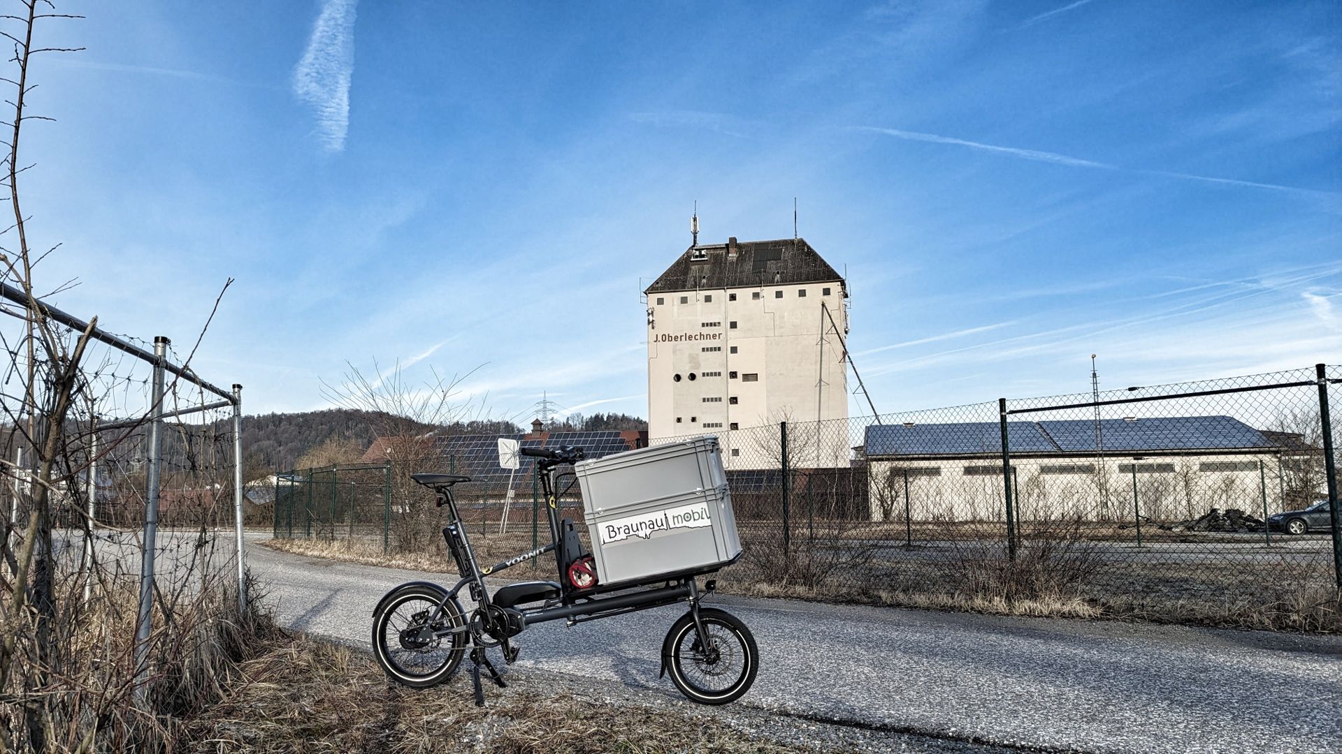 Yoonit Cargobike mit Euroboxen vor dem Oberlechner Tower