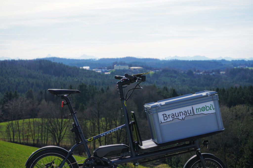 Mit dem Yoonit Cargobike bei Thannstraß Blick auf Maria Schmolln