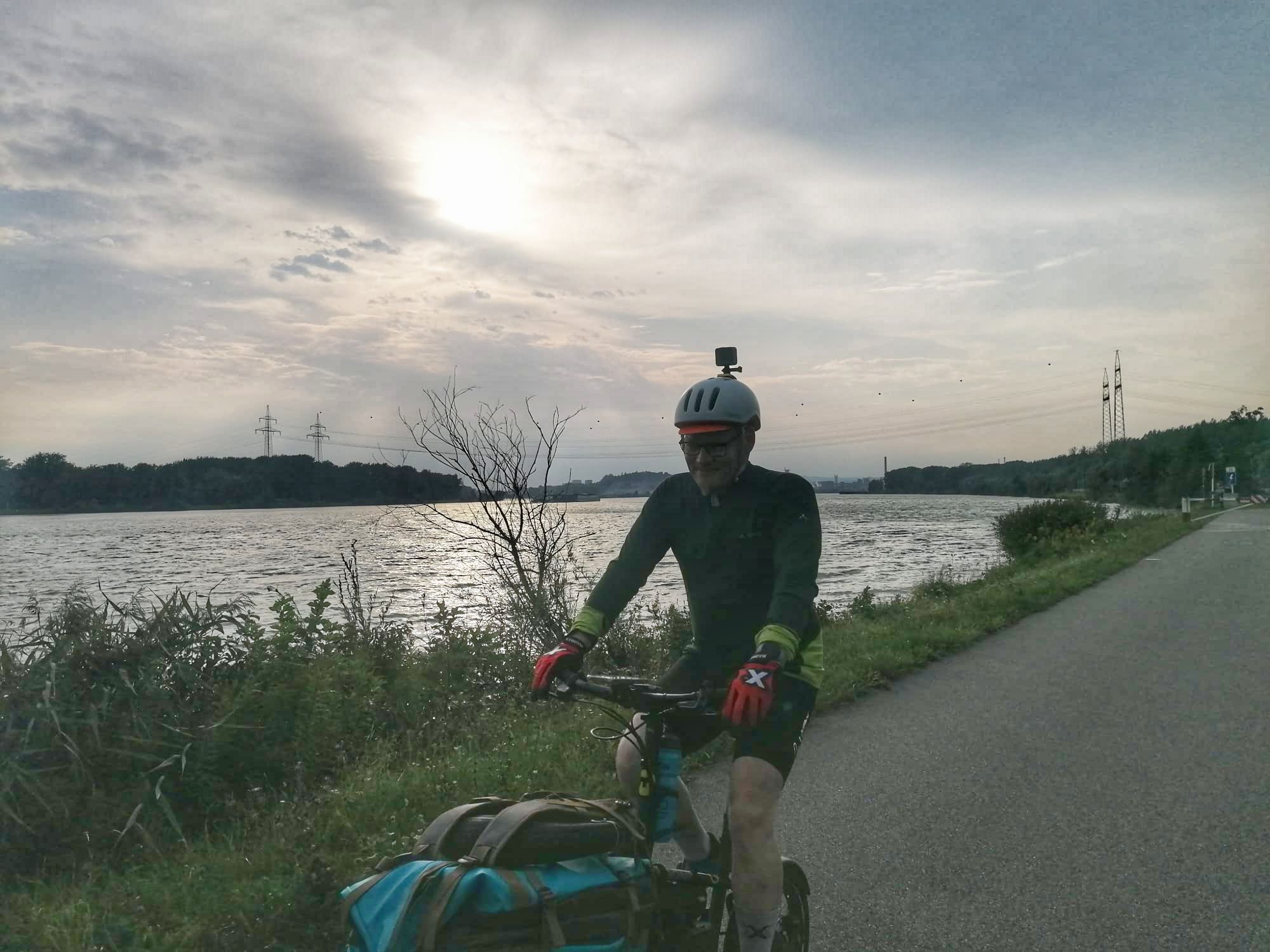 Mit dem Yoonit Mini Cargobike am Donauradweg