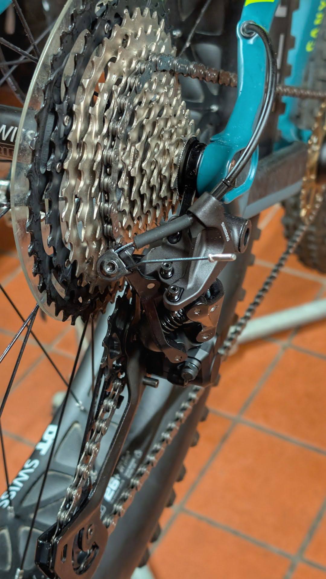 Shimano XT 45-10 Ritzelpaket und 12-fach Schaltwerk am DT Swiss BR2250 Classic Hinterrad in Canyon Dude Fatbike