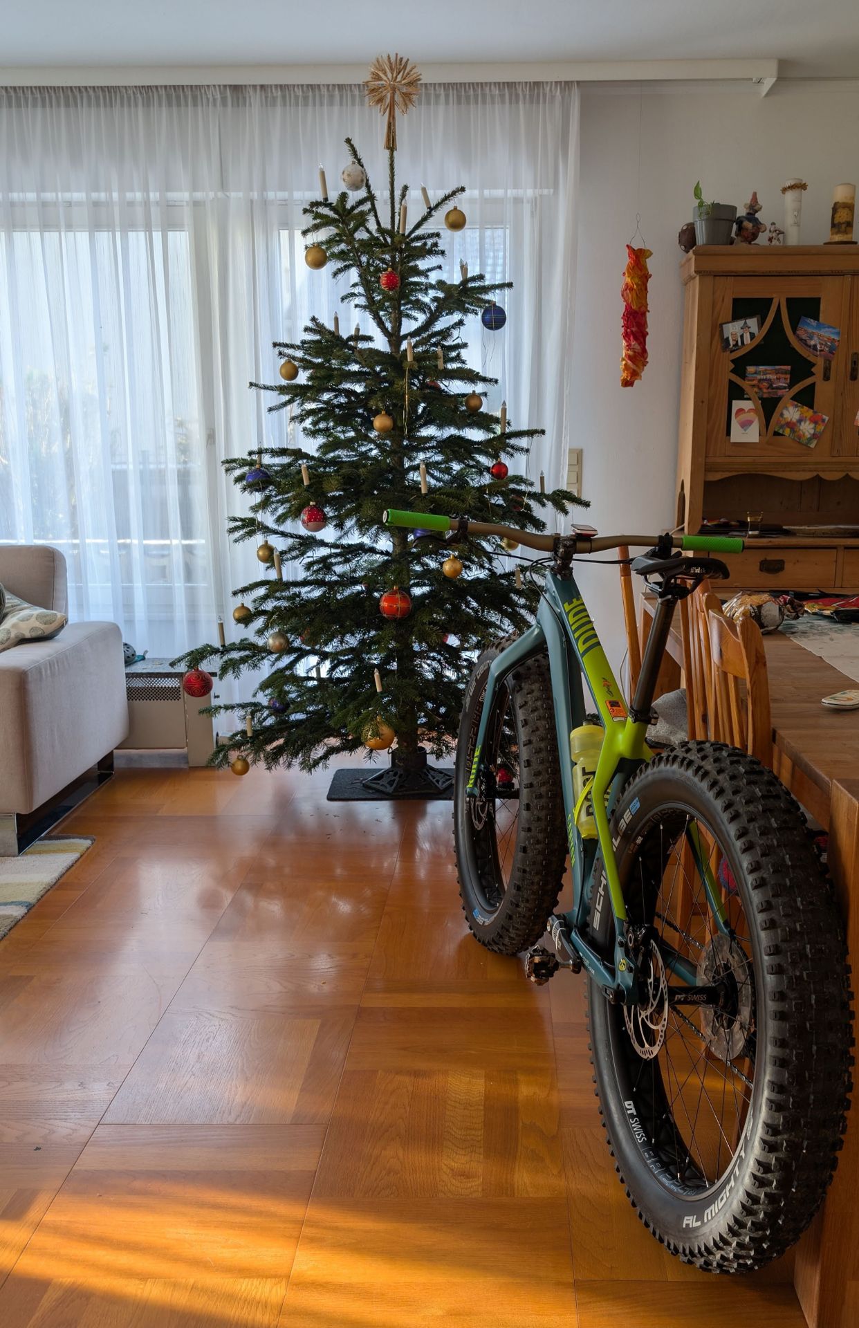 Fatbike vor Weihnachtsbaum zum Jahreswechsel 2025/2026
